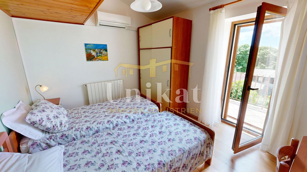 Renovirana kamnita hiša s bazenom